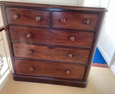 Mahogany chest of drawers