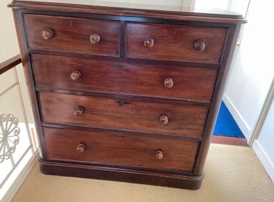 Mahogany chest of drawers