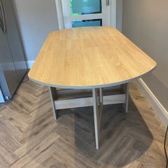 Oak dining table with drop leaf sides