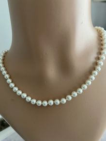 Icing pearl necklace