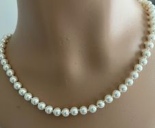 Icing pearl necklace