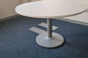 white meeting table with 4 black meeting chairs
