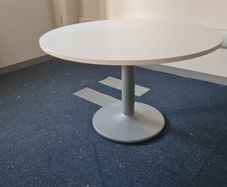 white meeting table with 4 black meeting chairs