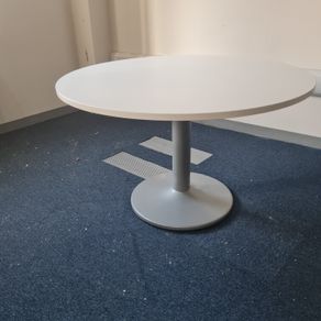 white meeting table with 4 black meeting chairs