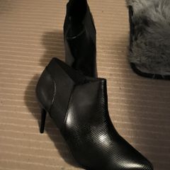 New, news look womens boots,size 8(41)black