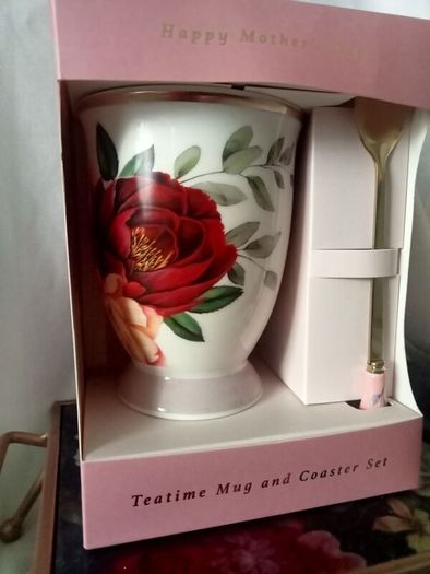 Gift set of a teapot, mug, spoon and coaster.
