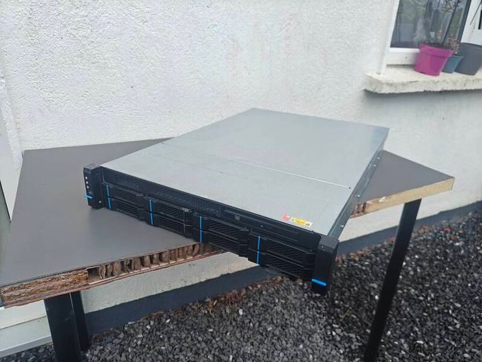 Fully rackable chassis NAS