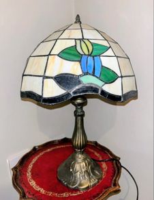 Tiffany-style stained glass table lamp featuring a floral motif