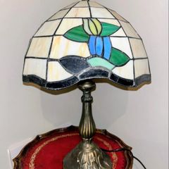 Tiffany-style stained glass table lamp featuring a floral motif