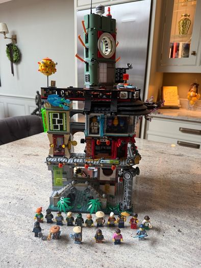 Retired LEGO Ninjago Movie 70620 Ninjago City.