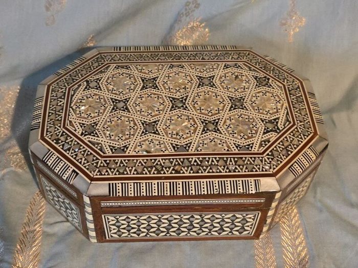 Octagonal inlaid wooden box with mother-of-pearl