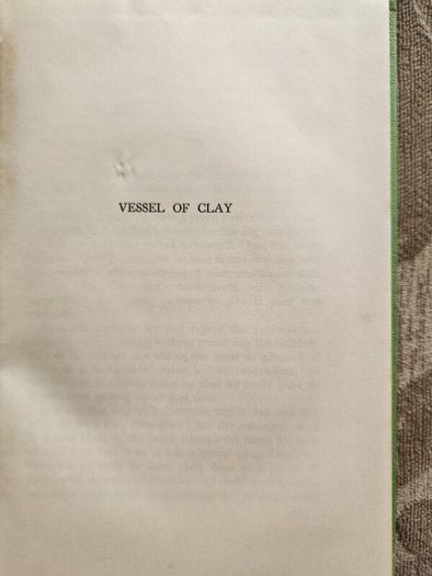 Vessel Of Clay. By Leo Trese. 1957 Hardback In Good Condition. See Photos For Same.