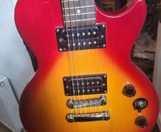 Epiphone Les Paul Special II plus case.