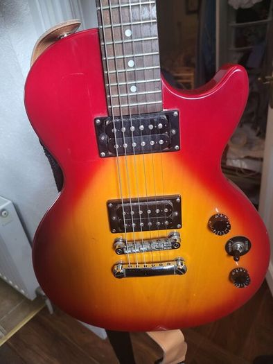 Epiphone Les Paul Special II plus case.