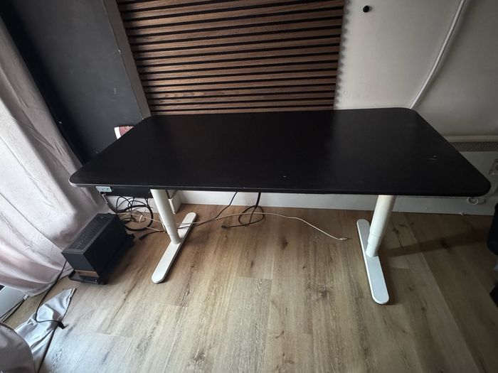 Sit/Standing desk with electric mechanism