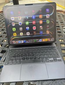 iPad Pro 1TB M4 chip Cellular with Magic Keyboard