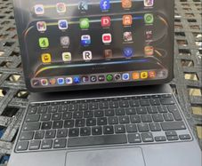 iPad Pro 1TB M4 chip Cellular with Magic Keyboard