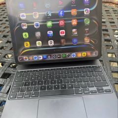 iPad Pro 1TB M4 chip Cellular with Magic Keyboard