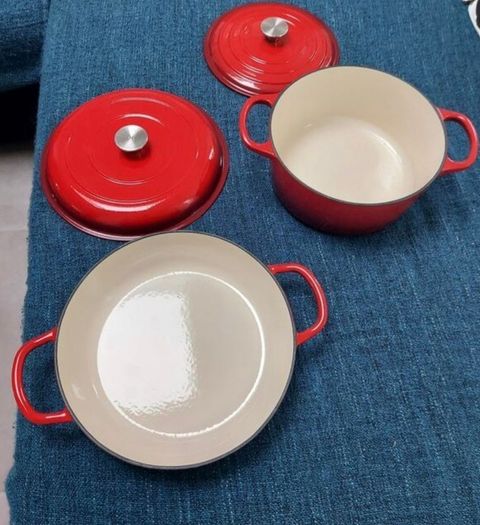 2x Crofton iron cast casserole pots in red