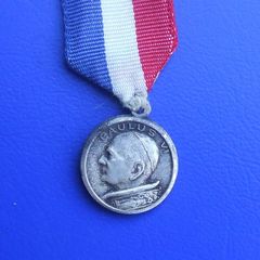 POPE PAUL VI (papacy 1963-1978) - a vintage Vatican souvenir medal with original ribbon (1960s)