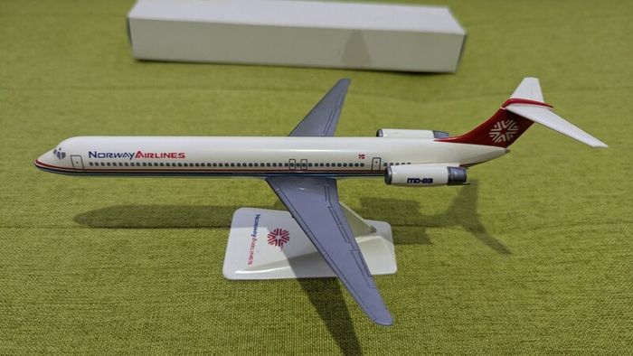 Norway Airlines 1:200 scale model airplane, MD-83 aircraft