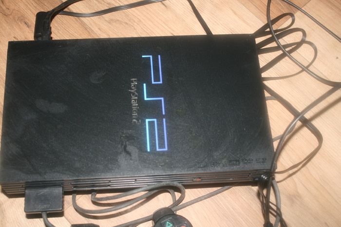 Playstation 2 (works well)