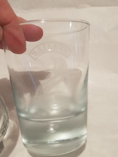 4x glasses ,,2x whiskey glasses 2 x baileys glasses tumblers 1x johnnie walkers 1 x tullamore dew, 2x Bailey's ,prefect condition,,buyer collects thank you,powers sold .