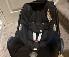 Maxi Cosi Cabriofix seat and isofix base
