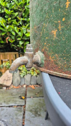 Vintage garage can