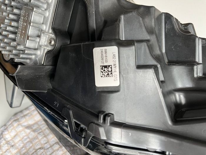 2024 Land Rover Discovery headlight
