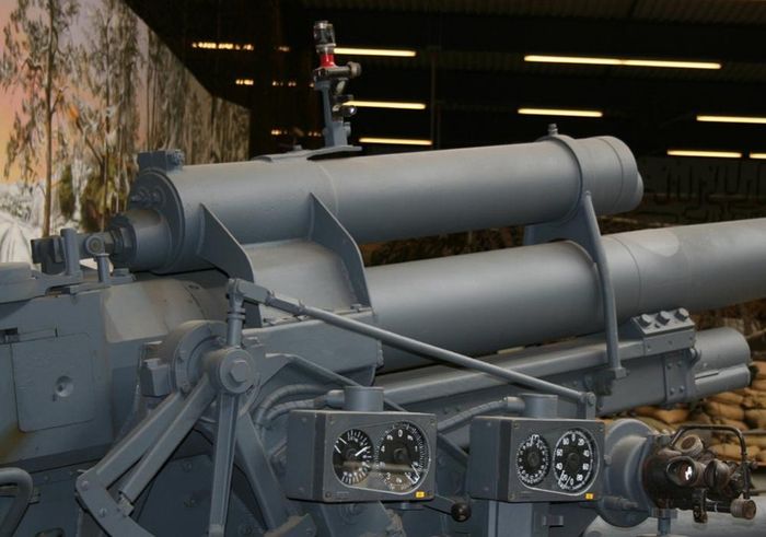 Ww2 artillery sight flak 88 and traversing crank for the German flak