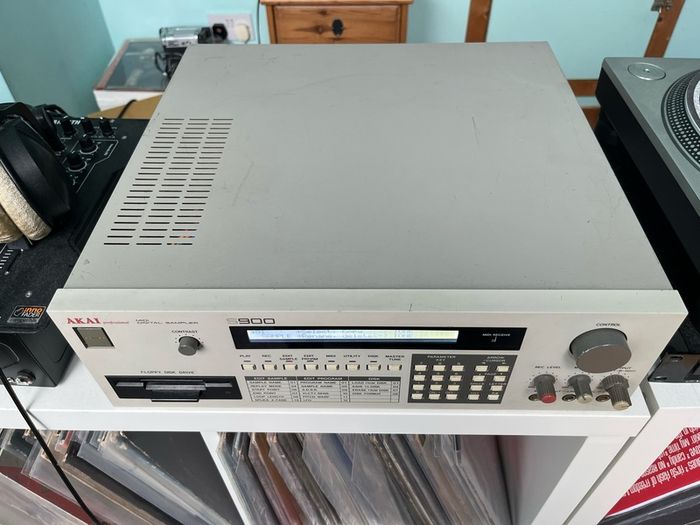 Akai S900