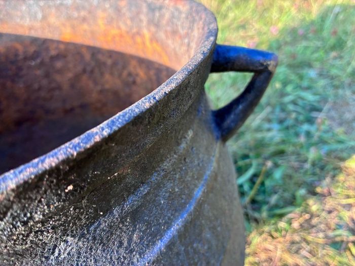 Heavy metal skillet pot