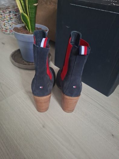 Tommy Hilfiger boots size 6