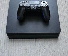 Playstation 4 PS4 Slim 500GB with Controller