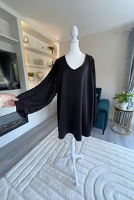 Ladies Black Long Sleeved V-Neck Top by Yours, Size UK 26-28 / EU 54-56.