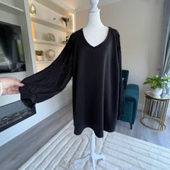Ladies Black Long Sleeved V-Neck Top by Yours, Size UK 26-28 / EU 54-56.