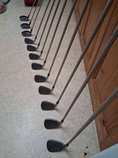 Ladies Golf Clubs. Complete Matching Set Of Ladies Right Handed Graphite Shafted Golf Clubs In Excellent Condition.