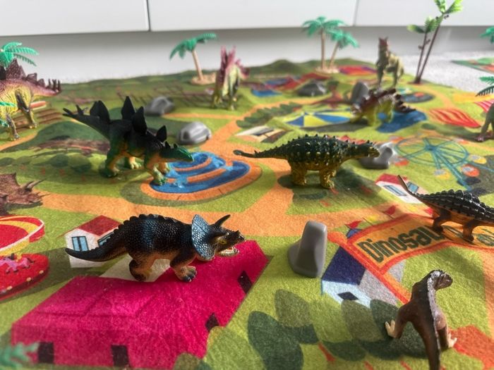 Large dinosaur play may, figures - free postage