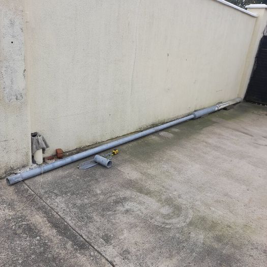 Galvanised lighting pole and T-bar