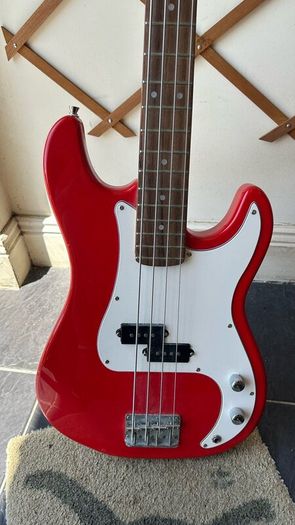 Bass guitar