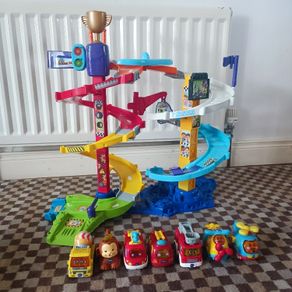 VTech Toot Toot Drivers twist and race two way tracks and 8 cars