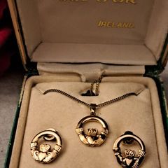 Vintage 18ct gold plated claddagh set