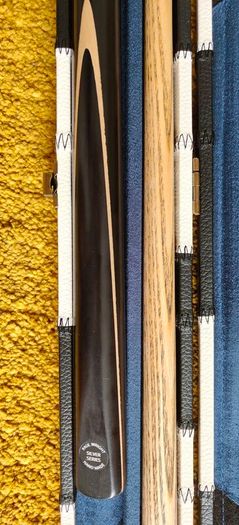 snooker cue with case