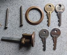 Yale Cylinder with 4 Keys