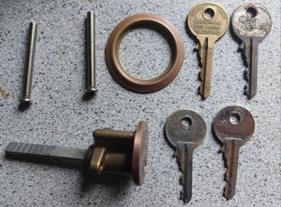 Yale Cylinder with 4 Keys