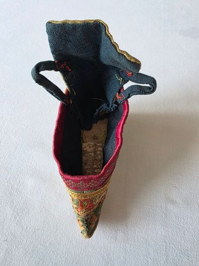 Antique Chinese Lotus Shoe for Bound Foot - Qing Dynasty - Embroidered Silk - 19th Century