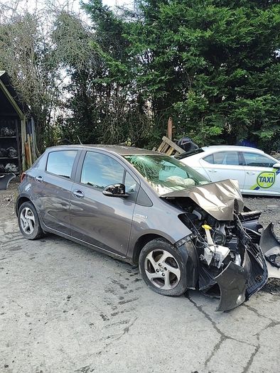 Breaking Toyota Yaris 2014 petrol