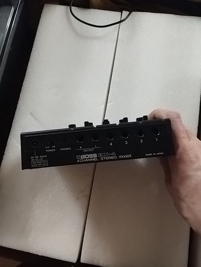 boss bx4 4ch stereo mixer on battery