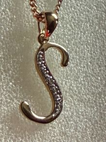 Gold pendant diamonds